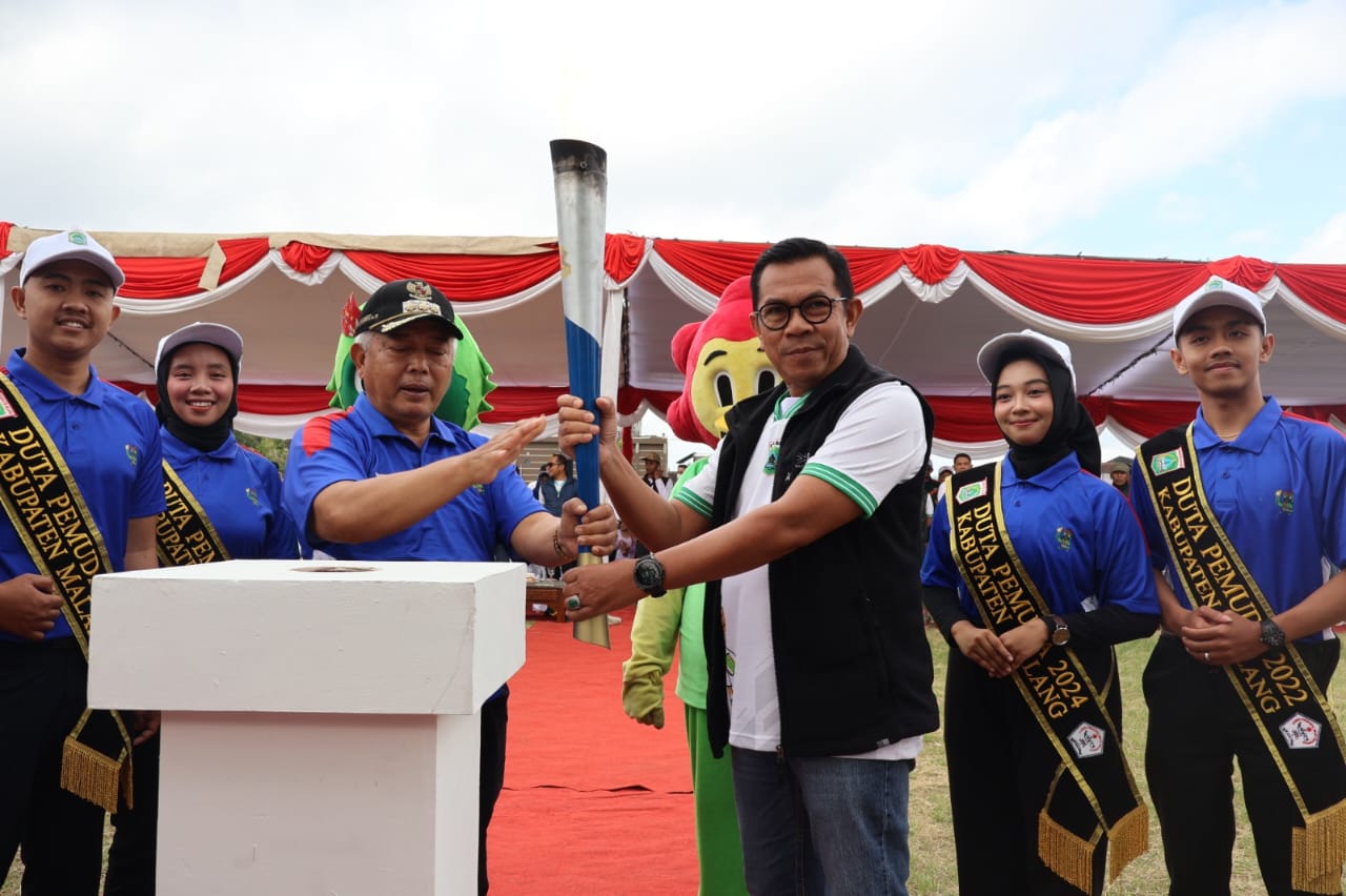 Prosesi serah terima Obor Kirab Api Porprov Jatim IX dari Bupati Malang, M. Sanusi kepada Wali Kota Batu, Nurochman.