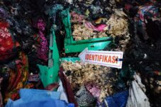 Petugas Kepolisian dari Polsek Tumpang melaksanakan olah TKP kebakaran rumah yang menewaskan seorang nenek yang tinggal di dalamnya, Minggu, (1/6/2025). (Dok. Himas Polres Malang)