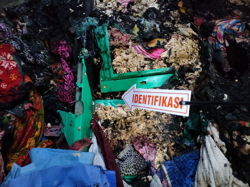 Petugas Kepolisian dari Polsek Tumpang melaksanakan olah TKP kebakaran rumah yang menewaskan seorang nenek yang tinggal di dalamnya, Minggu, (1/6/2025). (Dok. Himas Polres Malang)