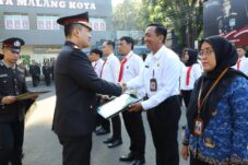 Kapolresta Malang Kota menyerahkan penghargaan kepada anggota yang berprestasi saat peringatan hari lahir Pancasila (Istimewa)