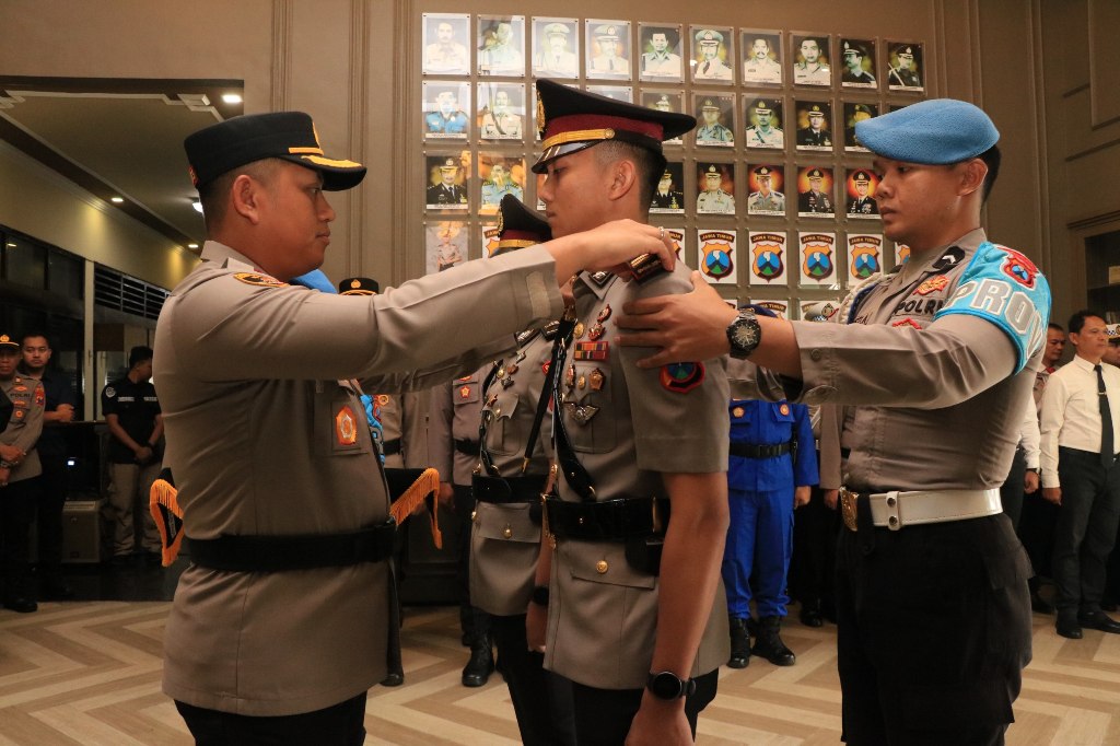 Kapolres Malang AKBP Danang Setiyo P. S saat pimping sertijab Kasatlantas dari AKP Widyagana Putra Dhirotsaha kepada Iptu Muhammad Alif Chelvin Arliska, Selasa (3/6/2025) (Dok. Humas Polres Malang)