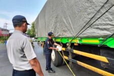 Kendaraan ODOL yang Melintas di Jombang akan Ditindak 15 petugas gabungan dari Satlantas Polres Jombang, TNI, Dishub, dan Bapenda di Jalan Basuki Rahmat, yang memberhentikan kendaraan ODOL untuk diperiksa.