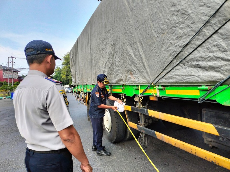 petugas gabungan dari Satlantas Polres Jombang, TNI, Dishub, dan Bapenda di Jalan Basuki Rahmat, yang memberhentikan kendaraan ODOL untuk diperiksa.