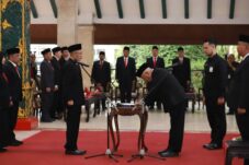 Bupati Malang Sanusi Lantik 4 Pimpinan Tinggi Pratama 5 Bupati Malang HM Sanusi saat melantik 4 pejabat di lingkungan Pemerintah Kabupaten (Pemkab) Malang di Pendopo Agung Kabupaten Malang, (13/6/2025) (Humas Pemkab Malang)