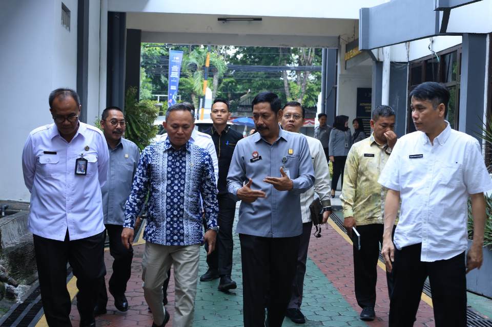 Kakanwil Kemenkum Jatim memberikan sejumlah arahan terkait upaya percepatan pendaftaran Koperasi Merah Putih di Jawa Timur. (Foto : Istimewa)