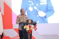 Kapolda Jatim Irjen Pol Nanang Avianto memberikan sambutan sebelum prosesi penyerahan bantuan di Mapolda Jatim, Senin (16/5/2025). (Foto : Eleanor)