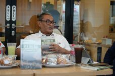 Andang Subaharianto, dosen Unej dan penulis buku “Api Di Tanah Raja : Radikalisme Petani Jenggawah 1995”. (Istimewa)