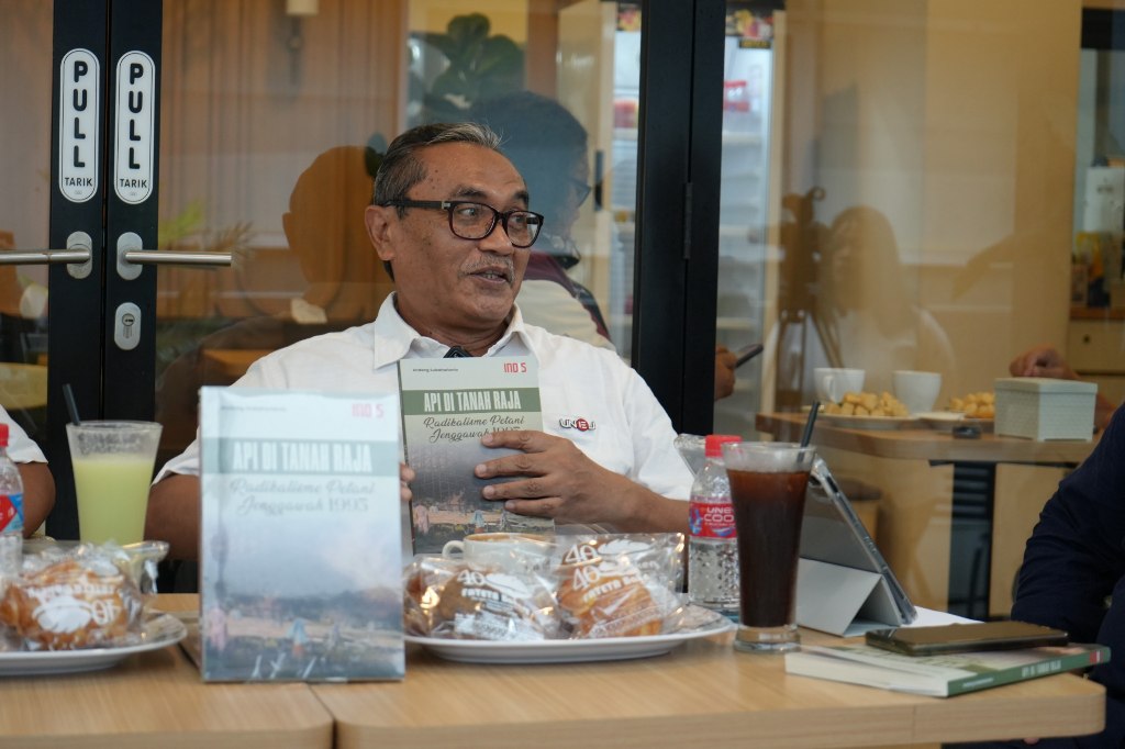 Andang Subaharianto, dosen Unej dan penulis buku “Api Di Tanah Raja : Radikalisme Petani Jenggawah 1995”. (Istimewa)