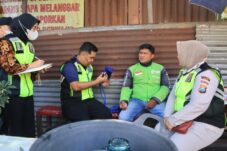 Driver ojol saat mengikuti pemeriksaan kesehatan gratis yang dilaksanakan oleh Seksi Dokkes Polres Malang (16/6/2025) (Dok. Humas Polres Malang)