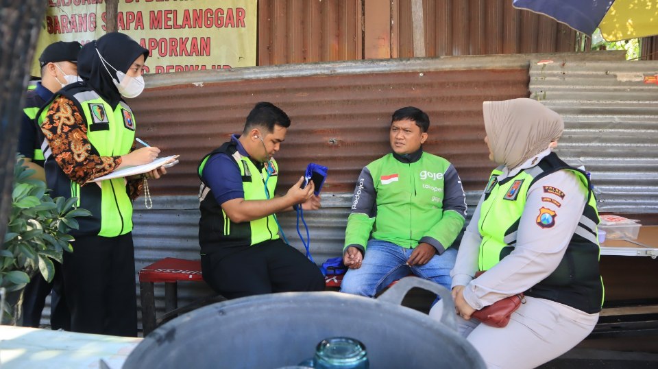 Driver ojol saat mengikuti pemeriksaan kesehatan gratis yang dilaksanakan oleh Seksi Dokkes Polres Malang (16/6/2025) (Dok. Humas Polres Malang)