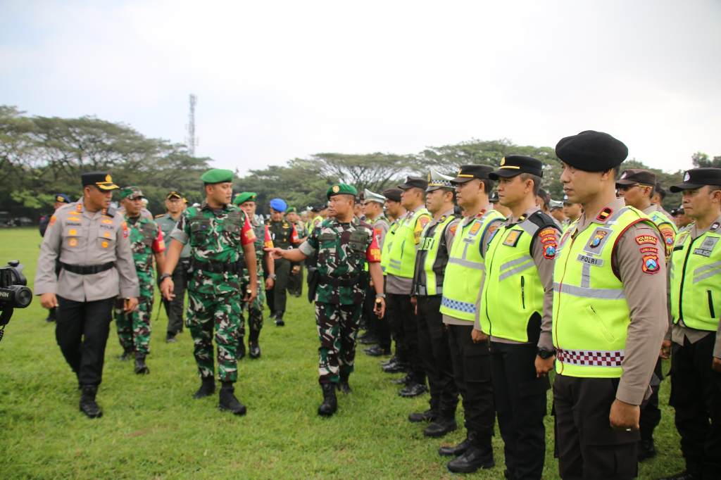 Danrem 083/Baladhika Jaya Kolonel Inf Kohir bersama Kapolres Malang AKBP Danang Setiyo P.S. saat memimpin apel kesiapan untuk pengamanan kunjungan Wapres Gibran, Selasa (17/6/2025). (Dok. Humas Polres Malang)