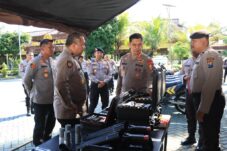 Kabagopsnalev Korps Sabhara Baharkam Polri Brigjen Pol Purwoko Yudianto, didampingi Kapolres Malang AKBP Danang Setiyo P.S. saat meninjau perlengkapan Sabhara Polres Malang (18/6/2025). (Dok. Humas Polres Malang)