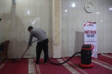 Petugas Kepolisian saat melaksanakan kegiatan bakti religi di sejumlah tempat ibadah (18/6/2025) (Dok. Humas Polres Malang)