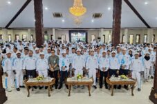 Bupati Lamongan yYuhrohnur Effendi melepas 40 Cabor di Pendopo Lokatantra Lamongan, Rabu 18/6/2025).
