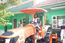 Wabup Sidoarjo Mimik Idayana saat mencoba salah satu alsintan yang bakal disalurkan ke warga, Rabu (18/6/2025). (Foto : Eleanor)