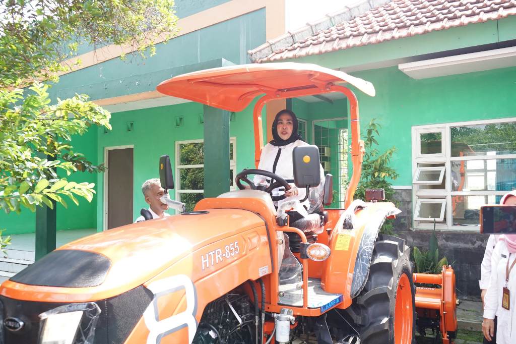 Wabup Sidoarjo Mimik Idayana saat mencoba salah satu alsintan yang bakal disalurkan ke warga, Rabu (18/6/2025). (Foto : Eleanor)