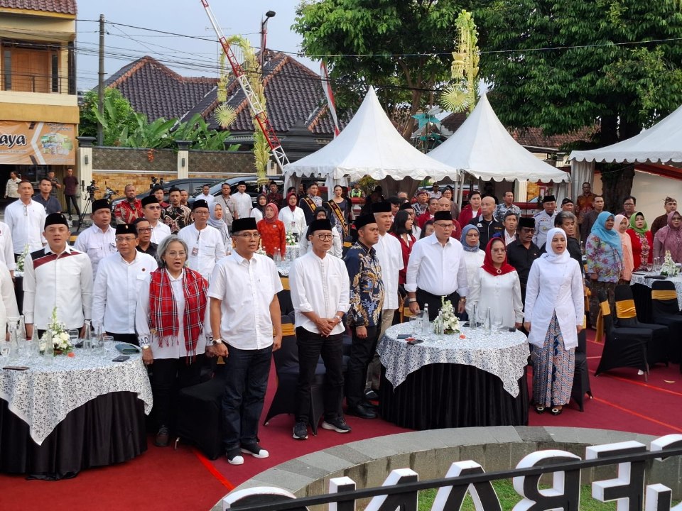 Walikota Blitar Syauqul Muhibin bersama sejumlah tokoh nasional dan keluarga Bung Karno, saat menikmati gala senja mustika rasa di Istana Gebang Blitar (Foto: Novianto/ tagarjatim.id)