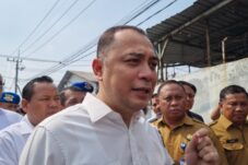Walikota Surabaya Eri Cahyadi menjelaskan tentang mekanisme pemberlakuan jam malam di Surabaya, Sabtu (21/6/2025). (Foto : Istimewa)