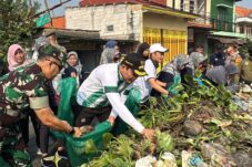Bupati Sidoarjo Subandi bersama Dandim 0816/Sidoarjo, Anggota DPRD Sidoarjo dan masyarakat bahu membahu membersihkan aliran sungai pelayaran, Sabtu (21/6/2025). (Foto : Eleanor)