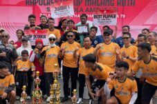 Kapolresta Malang Kota Kombes Nanang Haryono, Wakil Walikota Malang Ali Mutohirin, Walikota Malang Wahyu Hidayat, dan Ketua DPRD Kota Malang Amithya Ratnanggani Sirnaduhita berfoto bersama tim Persama (A.Malik/ tagarjatim.id)