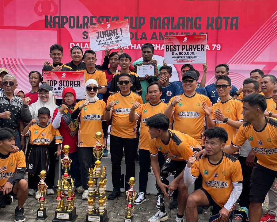 Kapolresta Malang Kota Kombes Nanang Haryono, Wakil Walikota Malang Ali Mutohirin, Walikota Malang Wahyu Hidayat, dan Ketua DPRD Kota Malang Amithya Ratnanggani Sirnaduhita berfoto bersama tim Persama (A.Malik/ tagarjatim.id)