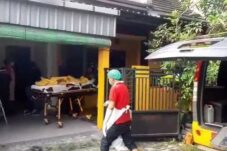 Petugas melakukan evakuasi jenazah perempuan paruh baya di Sidoarjo, Minggu (22/6/2025). (Foto : Eleanor/tagarjatim.id)