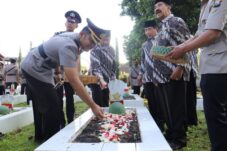 Ziarah dan tabur bunga di makam pahlawan dalam rangka memperingati Hari Bhayangkara ke-79 (Istimewa)