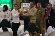 Disnaker Kabupaten Blitar menyerahkan piala dan sertifikat pelatihan kepada peserta pelatihan MUA (Novianto/ tagarjatim.id)