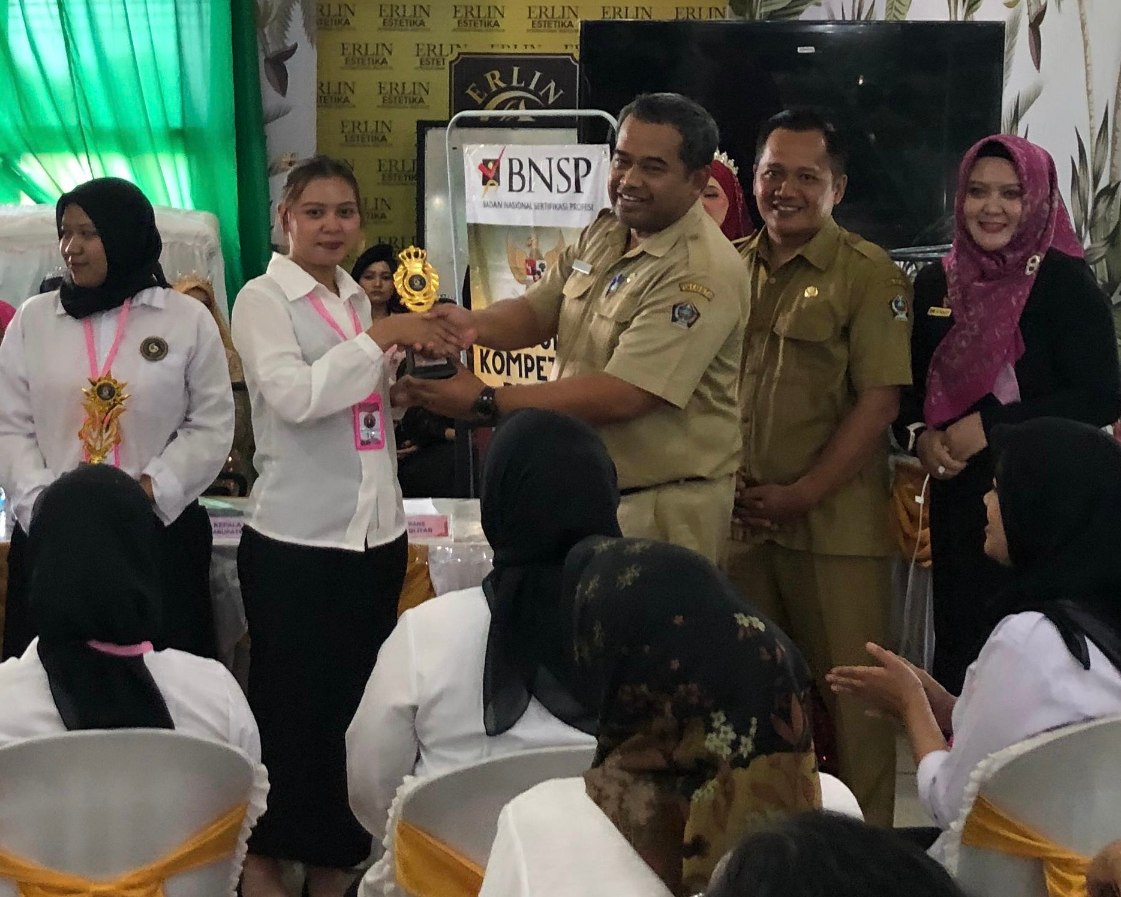 Puluhan Peserta Pelatihan MUA Disnaker Kabupaten Blitar Dinyatakan Kompeten 18 Disnaker Kabupaten Blitar menyerahkan piala dan sertifikat pelatihan kepada peserta pelatihan MUA (Novianto/ tagarjatim.id)