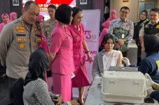 Kapolresta Malang Kota dan Ketua Bhayangkari Cabang Kota Malang meninjau langsung pelaksanaan vaksinasi HPV dalam rangka Hari Bhayangkara 79 (A.Malik/ tagarjatim.id)