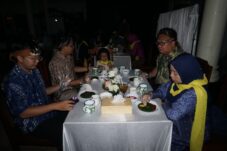 Para pengunjung saat datang dan menikmati hidangan acara Wedhangan. (Istimewa/LabKom UMM)