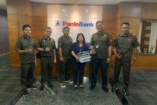 Sejumlah pegawai DJP datangi kantor cabang Bank guna pemblokiran penunggak pajak. (Foto : Istimewa)