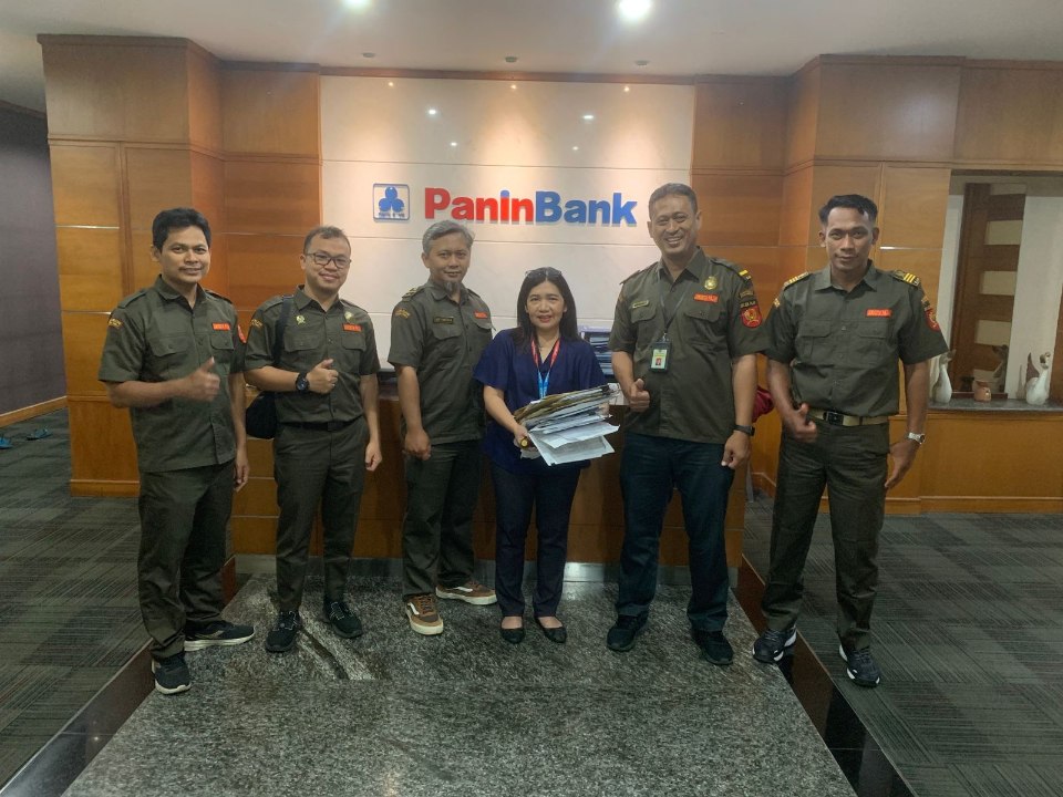 Sejumlah pegawai DJP datangi kantor cabang Bank guna pemblokiran penunggak pajak. (Foto : Istimewa)