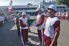 Bupati Malang Sanusi saat memberikan kartu peserta BPJS Ketenagakerjaan secara simbolis pada para atlet dan pelatih. (27/6/2025) (Foto: Abdullah/tagarjatim.id)