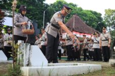 Kapolres Malang AKBP Danang Setiyo P.S. memimpin ziarah ke Taman Makam Pahlawan (TMP) Prayuda Nirwana, Kecamatan Kepanjen, Kabupaten Malang, Senin (23/6/2025) (Dok. Humas Polres Malang)