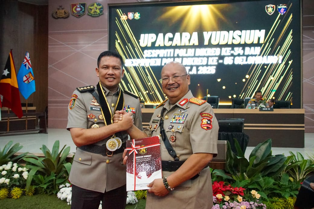 Kombes Pol Budi Hermanto terima penghargaan dari Kalemdilat Komjen Pol. Prof. Dr. Chryshnanda Dwilaksana pada acara yudisium Sespimti Polri Dikreg-34 di Lembang, Kamis(20/6/2025) . (Istimewa)