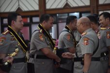 Kombes Pol Yade Setiawan Ujung menerima dua penghargaan sekaligus dalam yudisium sesmpimti dikreg ke -34 polri di Lembang, Jawa Barat, kamis (19/6/2025)