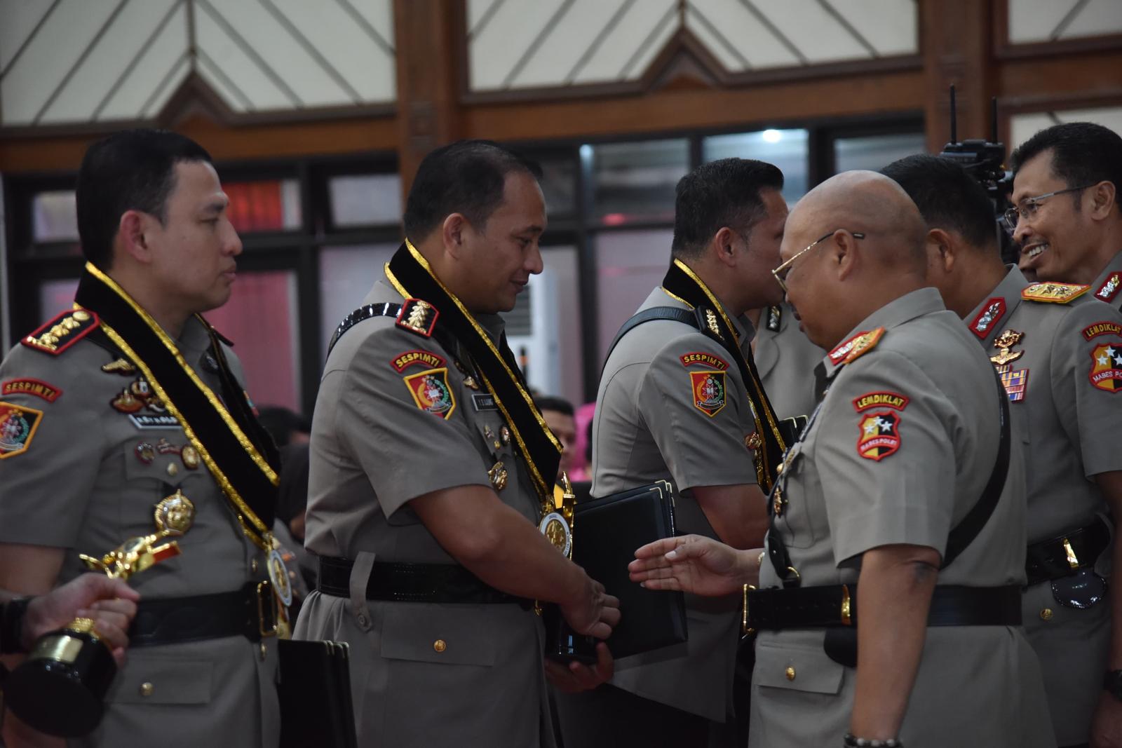 Kombes Pol Yade Setiawan Ujung Sabet Siswa Sespimti Terbaik Dengan Dua Penghargaan 19 Kombes Pol Yade Setiawan Ujung menerima dua penghargaan sekaligus dalam yudisium sesmpimti dikreg ke -34 polri di Lembang, Jawa Barat, kamis (19/6/2025)