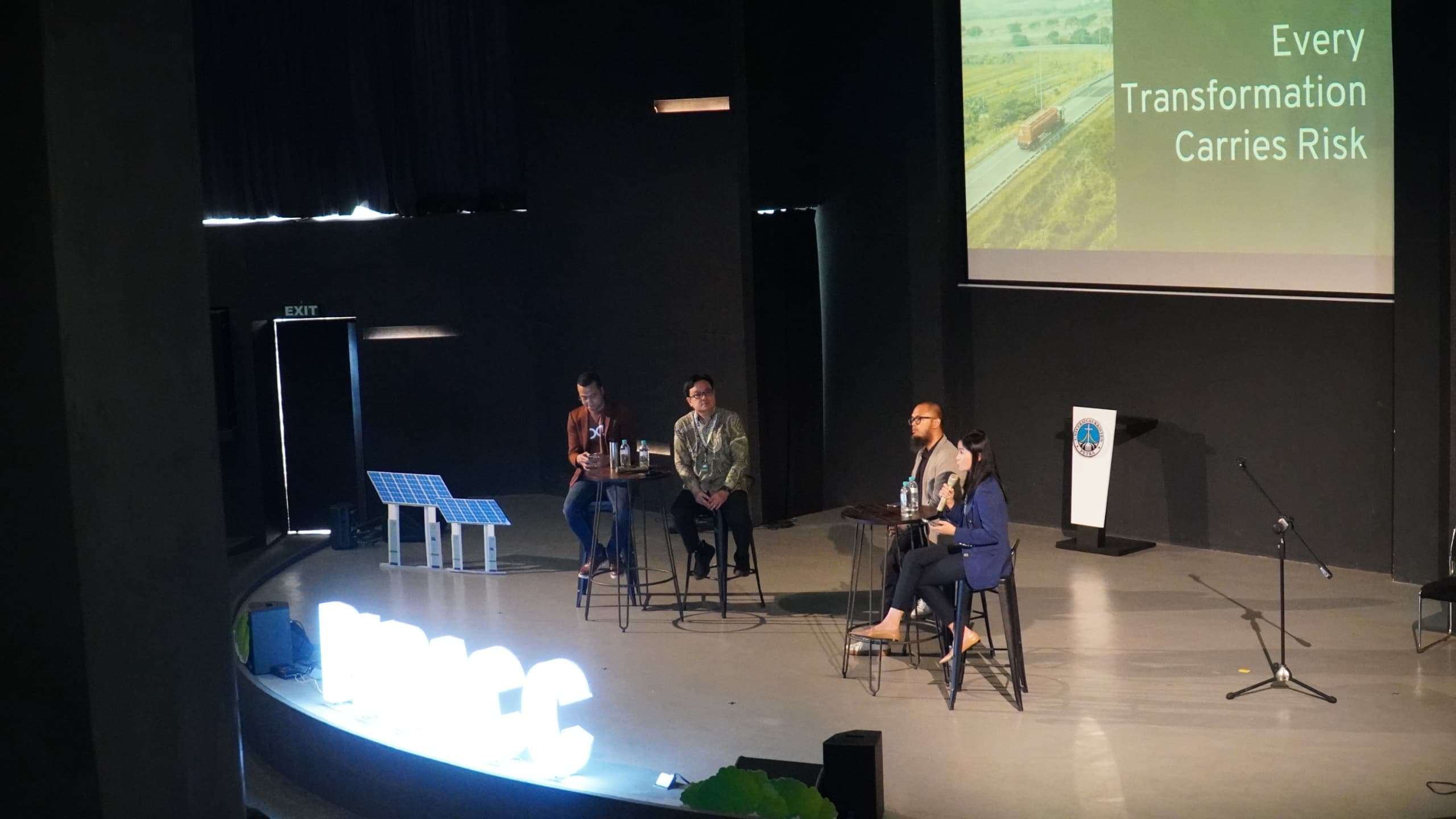 Prof. Iman Harymawan, saat membahas tentang Kepemimpinan, Industri, dan Pengembangan Wilayah di depan para peserta PIBACC 2025, Senin (30/6/2025) (Foto : Eleanor)