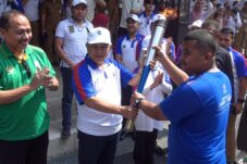 Serah terima Obor Kirab Api Porprov 2025 ke Kabupaten Malang.