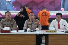 Dua pasangan gay dan barang bukti di amankan petugas polisi Lamongan (Sapari/ Tagarjatim.id)