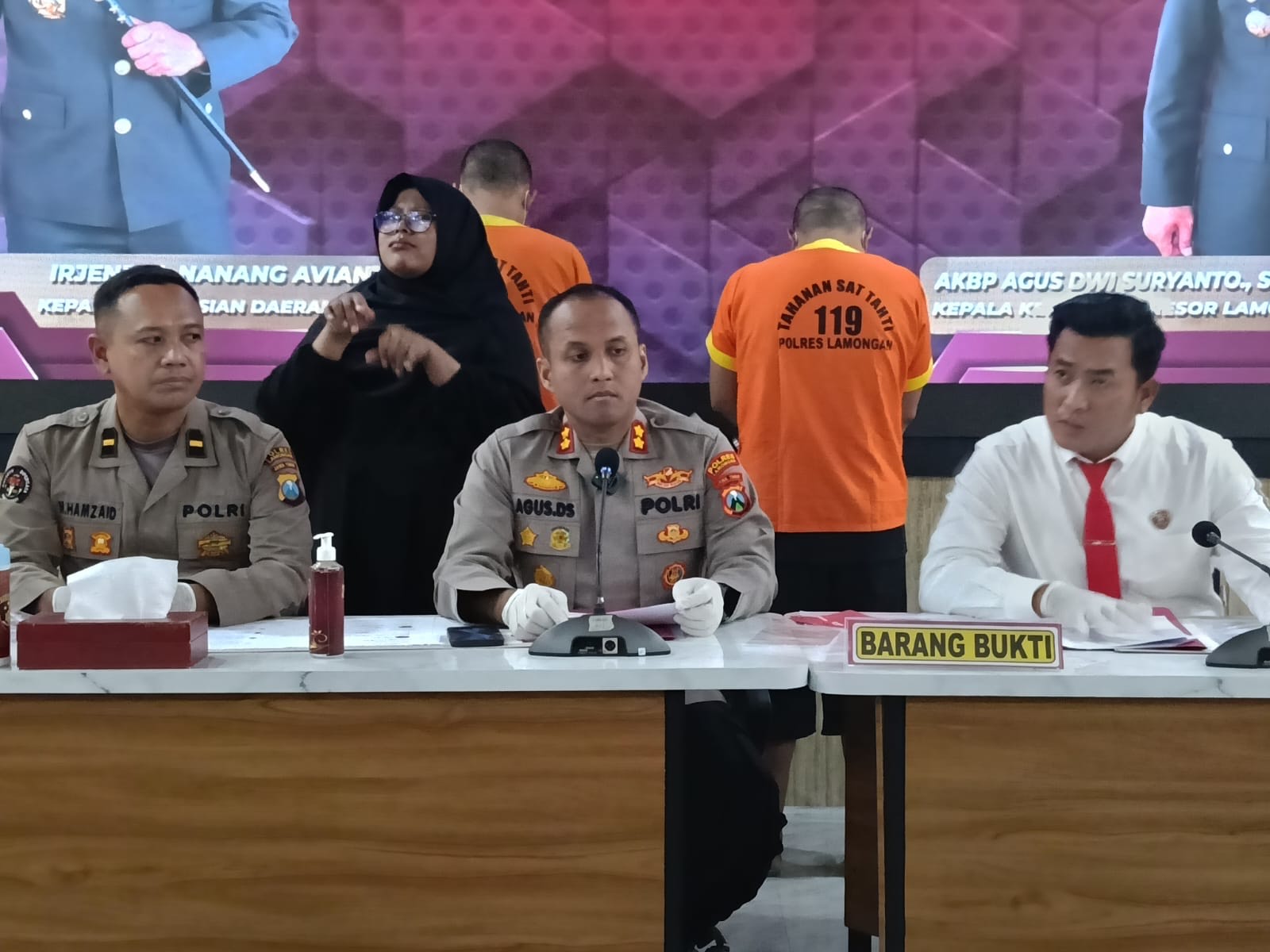 Dua pasangan gay dan barang bukti di amankan petugas polisi Lamongan (Sapari/ Tagarjatim.id)