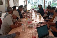 Suasana rapat APTR PG Glenmore dengan manajemen PG Glenmore. (Istimewa/ Dok APTR PG Glenmore)