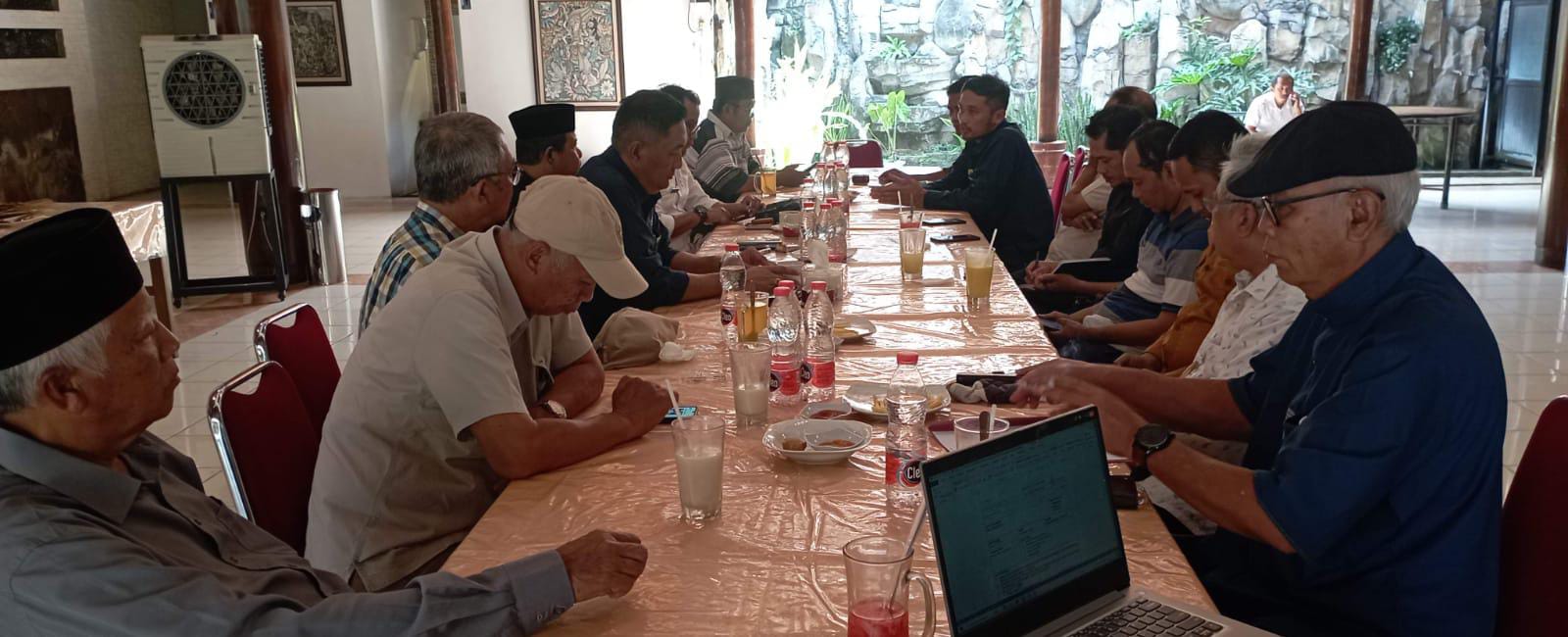 Suasana rapat APTR PG Glenmore dengan manajemen PG Glenmore. (Istimewa/ Dok APTR PG Glenmore)