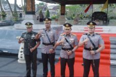 Kapolri Jenderal Polisi Listiyo Sigit Prabowo saat berziarah dimakam Proklamator RI Bung Karno di Kota Blitar ditemani Gubernur Jatim Khofifah Indar Parawansa ( dok. Polri untuk tagarjatim.id)