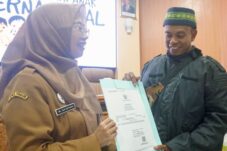 Direktur RSUD Jombang, Ma’murotus Sa'diyah menyerahkan akta kelahiran kepada orang tua bayi yang lahir pada 1 Juni 2025 (Istimewa)