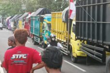Ratusan truk saat melakikan aksi protes dan memblokir Jalur Lingkar Barat (Jalibar) Kepanjen, Kabupaten Malang, pada Kamis (19/6/2025) (Abdullah/tagarjatim.id)