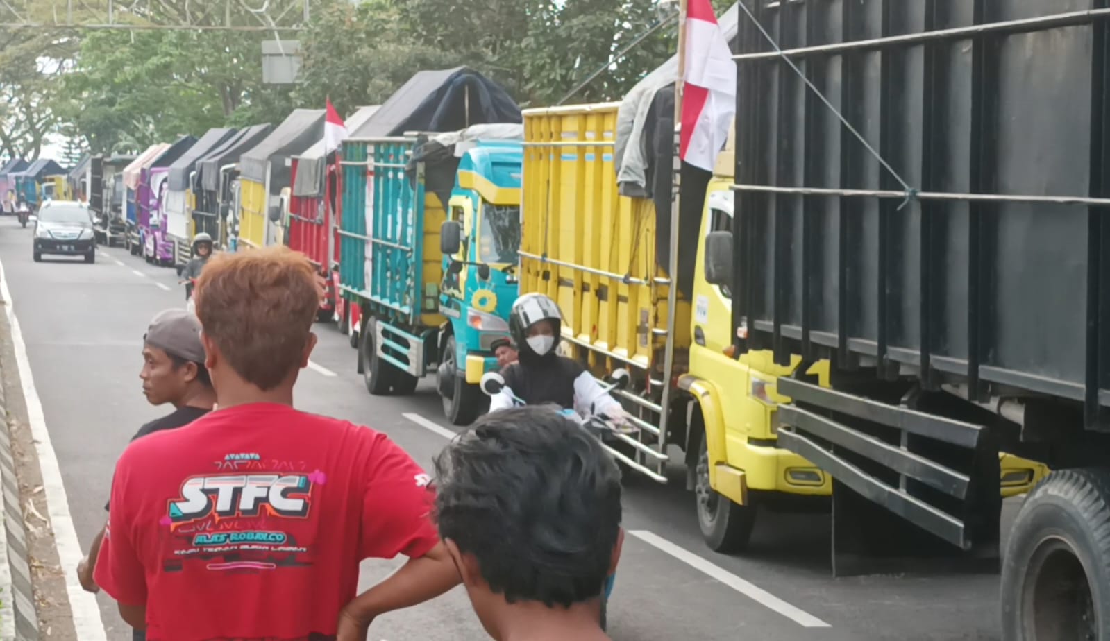 Ratusan truk saat melakikan aksi protes dan memblokir Jalur Lingkar Barat (Jalibar) Kepanjen, Kabupaten Malang, pada Kamis (19/6/2025) (Abdullah/tagarjatim.id)