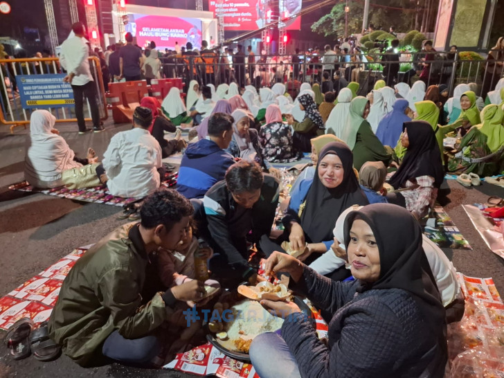 Puncak Haul 55 Bung Karno, Pemkot Blitar Gelar Selamatan Akbar 5000 Ambeng 2 Warga menikmati tumpeng di peringatan Haul Bung Karno di Kota Blitar (Novianto/ tagarjatim.id)