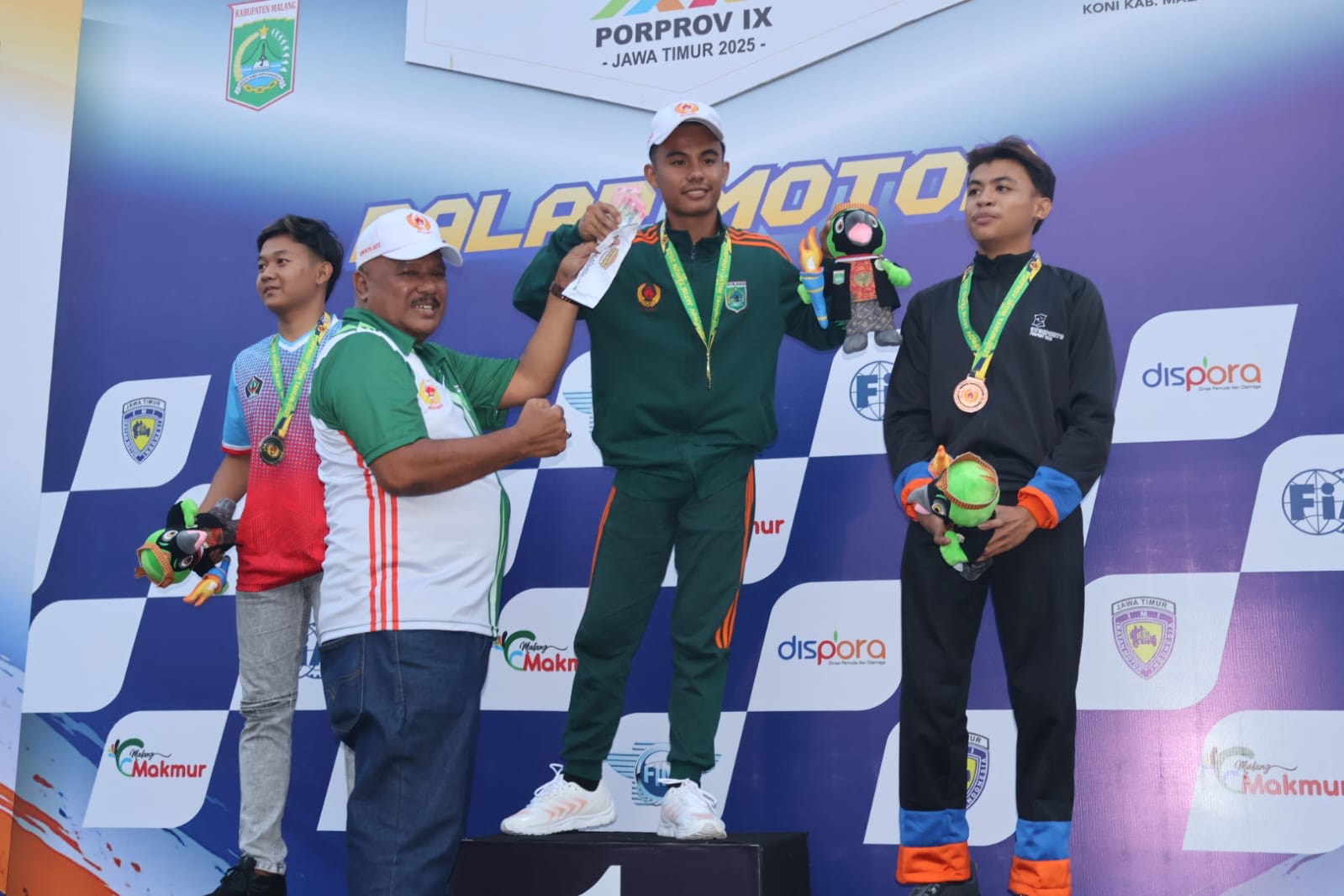 Atlet cabor Balap Motor Road Race Kota Batu naik podium utama dan mendapatkan medali emas (Istimewa)
